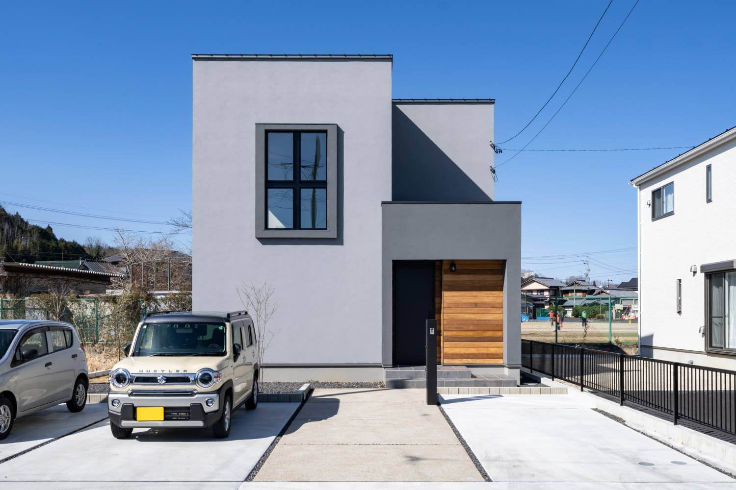 #138 木とダークグレーのモダンなお家
