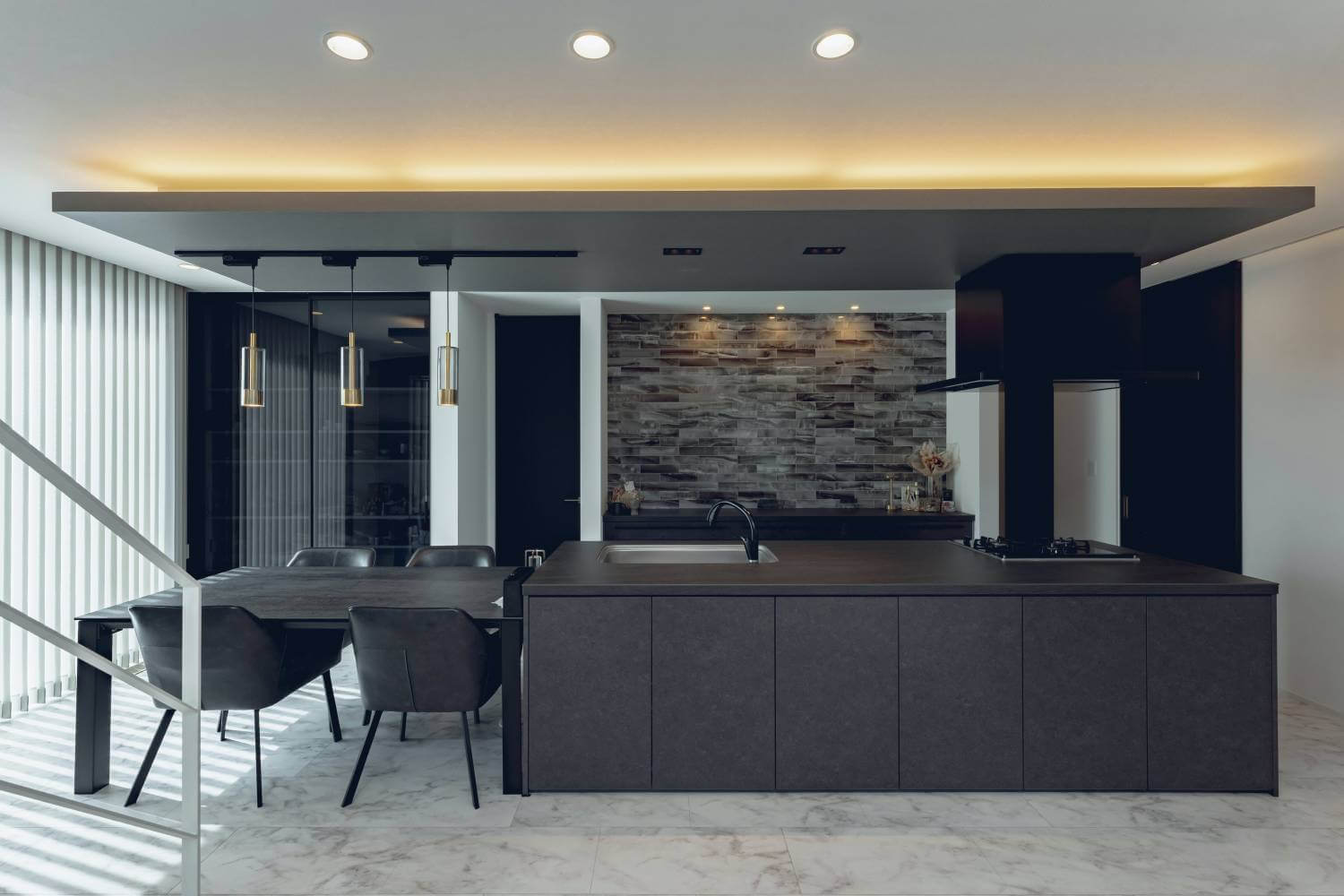 #152 非日常感をまとう、モノトーンライクの住まい。